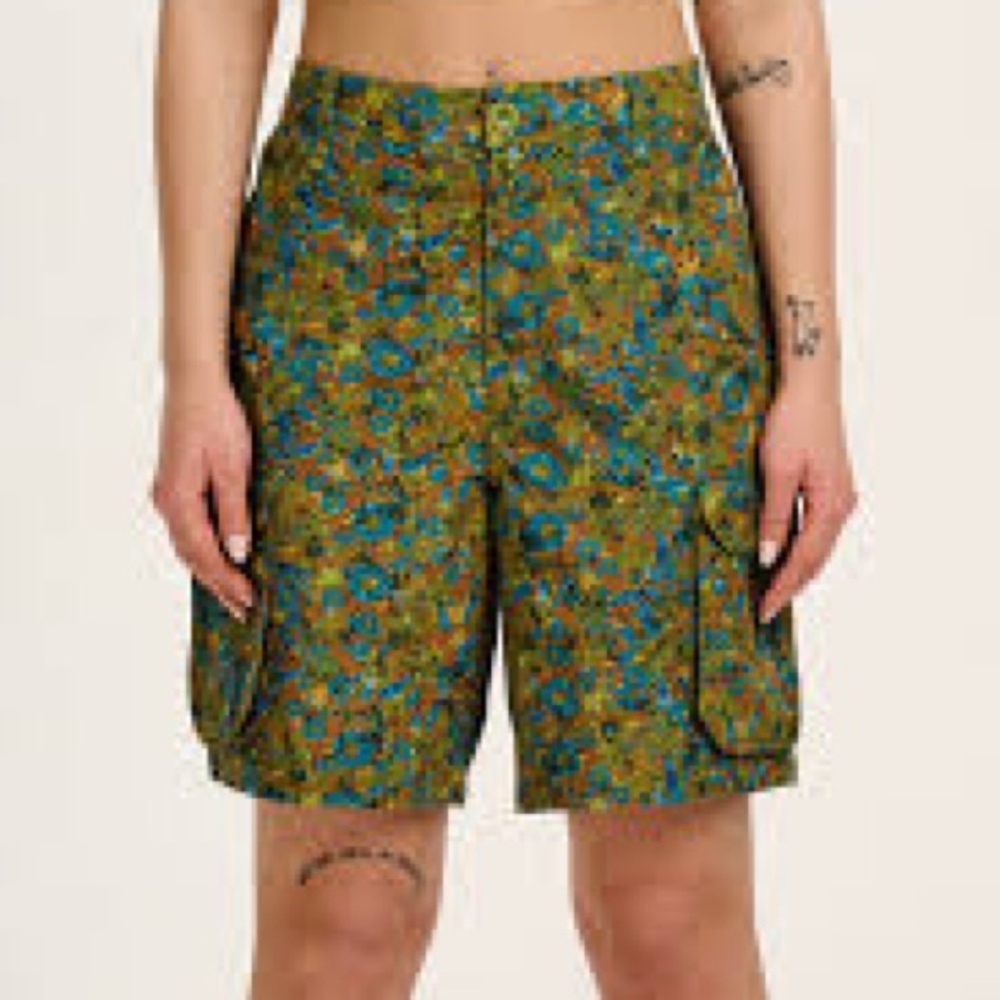 NWOT Lucy & Yak Avery Cotton Cargo Shorts Green Floral Size W26 - Picture 1 of 15